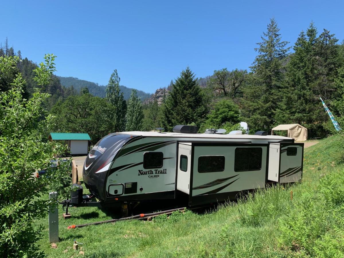 Umpqua'S Last Resort - Wilderness Cabins, Rv Park & Glamping Idleyld Park Экстерьер фото